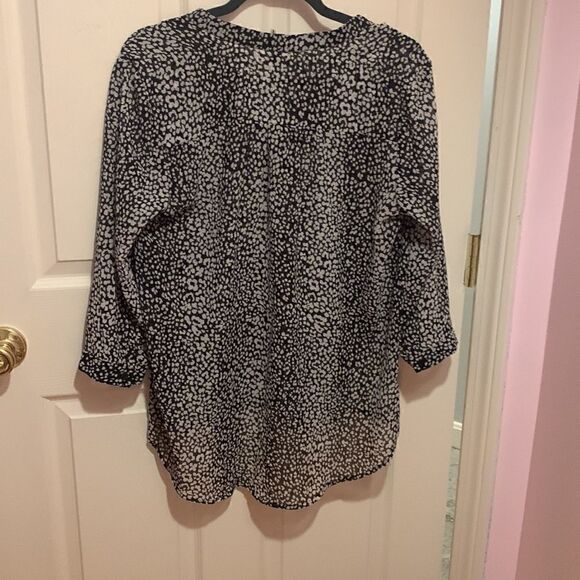 GUC black and white light blouse. Material is see through size M - Picture 3 of 3